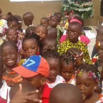 arbre-noel-de-la-mairie-d-adjame-offre-de-nombreux-cadeaux-aux-enfants-de-sa-commune