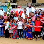 arbre-de-noel-a-adjame-dembele-moustapha-offre-282-cadeaux-aux-enfants-demunis