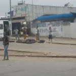 agboville-egorge-en-pleine-fete-de-noel-un-homme-meurt-a-un-rond-point