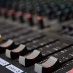 3-mois-apres-avoir-vole-des-appareils-de-musique-un-dj-mis-aux-arrets-en-pleine-animation