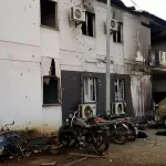 24-heures-apres-les-tirs-au-ccdo-l-ambiance-a-bouake-un-obus-dans-une-cour