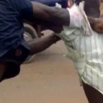 situation-securitaire-a-aboisso-un-auto-stoppeur-et-des-policiers-se-tabassent-a-un-poste-de-controle