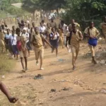 education-nationale-des-eleves-se-lancent-des-pierres-en-plein-examen-blanc