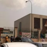 arrestation-d-un-agent-de-la-maca-deux-cars-de-gardes-penitentiaires-envahissent-le-tribunal-de-yopougon