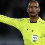 arbitrage-video-l-arbitre-zambien-janny-sikazwe-juge-et-se-dejuge