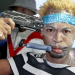 s-kelly-presente-ses-excuses-a-claire-bahi