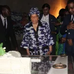 en-visite-privee-en-cote-d-ivoire-ce-que-ellen-johnson-serleaf-a-fait-a-yamoussoukro-l-ex-presidente-du-liberia-sur-la-tombe-d-houphouet-boigny