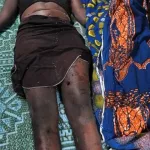 la-soupconnant-de-relations-amoureuses-avec-leur-voisin-le-frere-bat-a-mort-sa-soeur-cadette