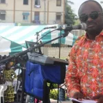 port-bouet-dr-emmou-sylvestre-fait-un-important-don-a-la-mosquee-centrale-et-annonce-le-bitumage-de-la-voie-terre-rouge-de-gonzagueville