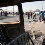 abobo-un-mort-une-dizaine-de-blesses-un-minicar-incendie