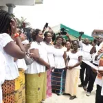 paques-guillaume-soro-fait-le-show-avec-les-paroissiens-de-l-eglise-sainte-therese-de-marcory