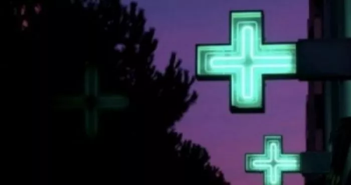 trahi-par-le-sommeil-un-cambrioleur-surpris-a-l-interieur-d-une-pharmacie-avec-son-butin