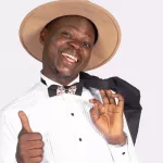 avant-son-spectacle-agalawal-se-dechaine-et-attaque-les-humoristes-de-maintenant-ne-tapent-jamais-poteau