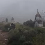 akoupe-un-taxi-demolit-des-tombes-dans-un-cimetiere-et-prend-feu