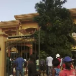 bonoua-la-cour-royale-saccagee-5-assaillants-arretes-et-remis-a-la-police