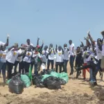 celebration-de-la-48e-journee-annuelle-de-la-terre-les-americains-nettoient-la-plage-de-bassam