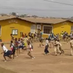 mort-tragique-d-une-lyceenne-a-koumassi-des-centaines-d-eleves-melangent-le-lycee-municipal-de-marcory