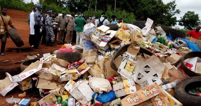 ministere-du-commerce-35-tonnes-de-produits-perimes-et-prohibes-saisis-et-incineres-a-soubre