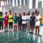 handball-pacome-kipre-et-ses-amis-de-la-diaspora-offrent-des-chaussures-aux-handballeuses-de-la-selection