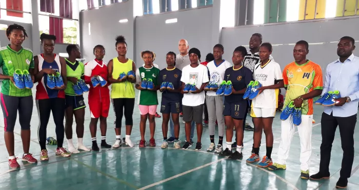 handball-pacome-kipre-et-ses-amis-de-la-diaspora-offrent-des-chaussures-aux-handballeuses-de-la-selection