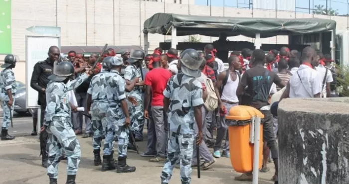 greves-des-enseignants-et-etudiants-c-etat-chaud-au-campus-de-cocody-des-grevistes-bastonnes-et-arretes-par-la-police