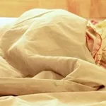 une-jeune-maman-egorgee-dans-son-lit-conjugal