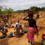 m-bengue-des-orpailleurs-clandestins-s-installent-sur-un-site-d-exploitation