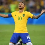 bresil-neymar-revient-sur-le-terrain-sous-les-yeux-d-un-emissaire-du-real-madrid