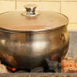 bangolo-une-marmite-de-viande-en-pleine-cuisson-vole-au-feu