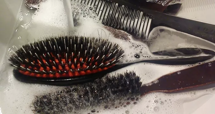 astuces-beaute-nettoyer-sa-brosse-a-cheveux-avec-ces-4-astuces
