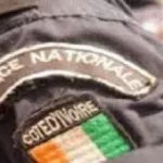insecurite-un-homme-en-tenue-d-officier-de-police-arrete-parmi-les-membres-d-un-gang