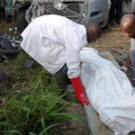 des-hommes-a-moto-jettent-un-cadavre-dans-la-cour-d-un-hopital-et-s-enfuient