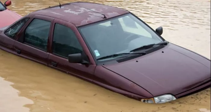comment-s-echapper-d-une-voiture-d-une-voiture-bloquee-dans-une-inondation