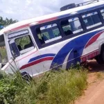 accident-de-la-route-un-minicar-fait-des-tonneaux-dans-un-champ-de-manioc