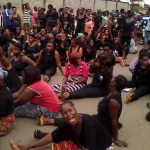 bangolo-apres-le-meurtre-d-une-jeune-fille-les-femmes-bloquent-la-route-internationale