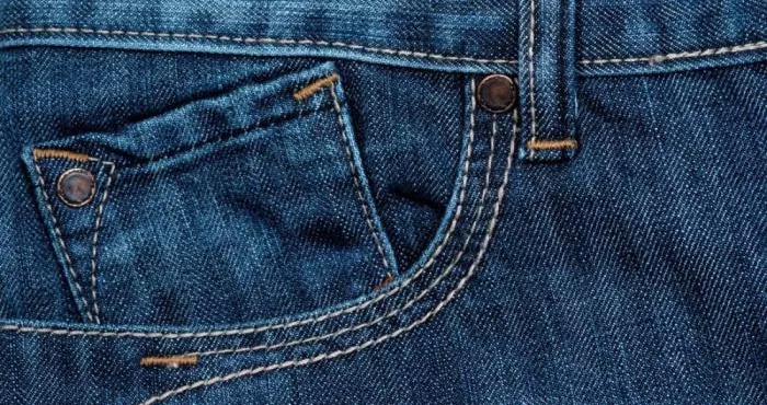 voici-comment-maintenir-la-couleur-d-un-jean-qui-deteint