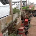 grosse-frayeur-a-vridi-canal-le-bitume-cede-un-car-de-transport-manque-de-se-retrouver-dans-la-lagune