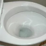 astuce-pour-avoir-le-fond-des-cuvettes-de-wc-tout-propre