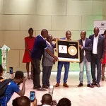 yabongo-lova-se-fait-decerner-son-disque-d-or-en-depit-des-protestations-et-autres-denonciations