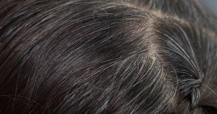 voici-comment-faire-disparaitre-les-cheveux-blancs