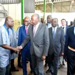 installation-d-une-unite-de-montage-de-minibus-les-transporteurs-affichent-leurs-attentes