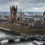 londres-une-voiture-fonce-sur-le-parlement-et-fait-plusieurs-blesses-parmi-les-pietons