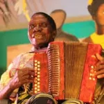 apres-son-inhumation-voici-pourquoi-l-accordeon-de-ngoran-laloi-ne-sera-pas-au-musee-national