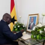 signature-du-livre-d-or-des-condoleances-de-kofi-annan-marcel-amon-tanoh-rend-hommage-a-l-illustre-disparu