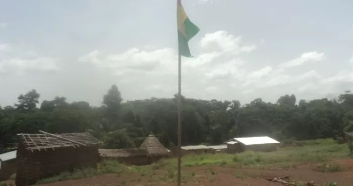 situation-securitaire-a-l-ouest-le-drapeau-guineen-flotte-toujours-sur-le-village-ivoirien-de-kpeaba