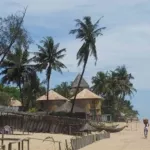 port-bouet-un-bebe-en-train-d-etre-photographie-sur-la-plage-emporte-par-la-mer
