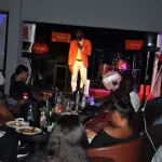 soiree-humoristique-ramatoulaye-papitou-et-el-professor-donnent-des-cours-d-humour-au-public