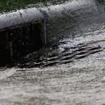 abobo-jouant-sous-la-pluie-un-petit-garcon-emporte-par-des-eaux-de-ruissellement