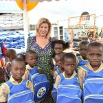 rentree-scolaire-2018-2019-dominique-ouattara-offre-15-000-kits-aux-ecoliers-de-cote-d-ivoire