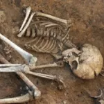 rentree-scolaire-des-eleves-prennent-les-cours-en-presence-d-ossements-humains